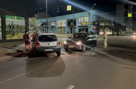 Homem fica ferido após forte colisão entre Fiesta e Siena