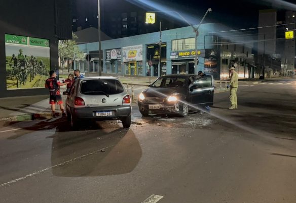 Homem fica ferido após forte colisão entre Fiesta e Siena