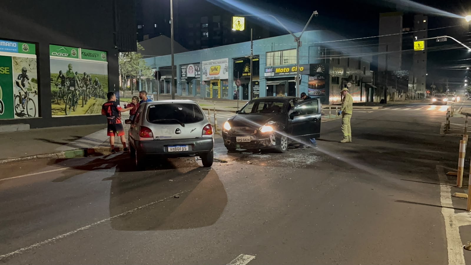 Homem fica ferido após forte colisão entre Fiesta e Siena