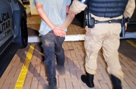 Homem é detido após desferir tapas em viatura da PM no Centro de Cascavel