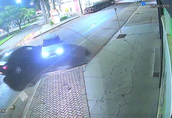 Câmeras registram forte colisão no cruzamento da Av. Piquiri com a Rua Paraná em Cascavel