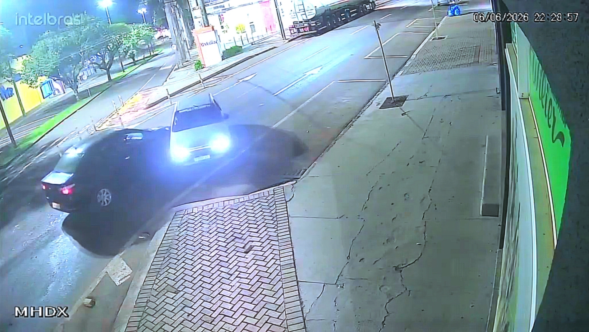 Câmeras registram forte colisão no cruzamento da Av. Piquiri com a Rua Paraná em Cascavel