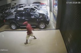 Câmera registra assaltante do facão invadindo loja de carros no Centro