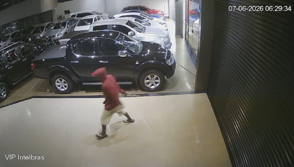 Câmera registra assaltante do facão invadindo loja de carros no Centro