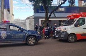 Homem em surto corre com pau na mão atrás de jovem e mobiliza GM e Samu