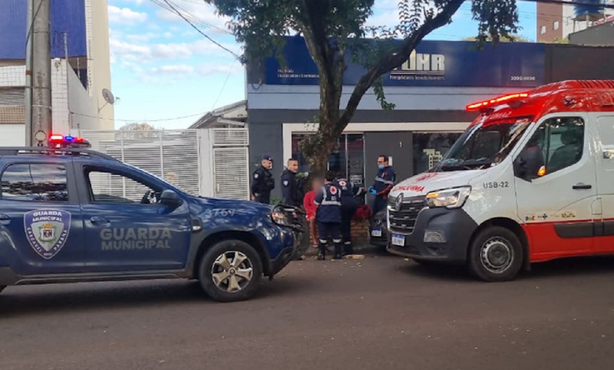 Homem em surto corre com pau na mão atrás de jovem e mobiliza GM e Samu