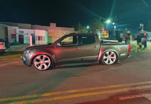 11 infrações: motorista bêbado e sem CNH dança na caçamba, desafia PM e é preso