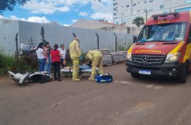 Jovem de 19 anos sofre laceração na perna em batida entre Biz e S10 no Country