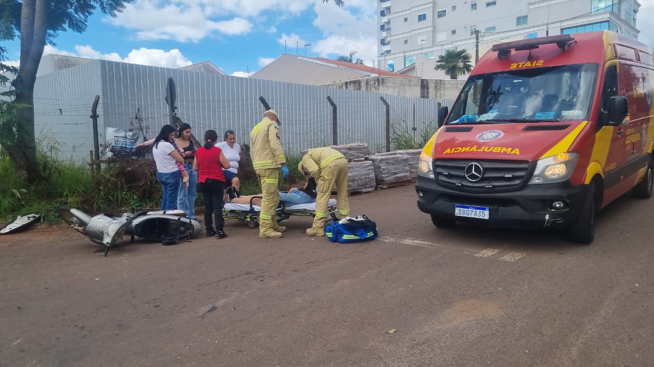Jovem de 19 anos sofre laceração na perna em batida entre Biz e S10 no Country