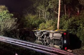 Acidente com ônibus que saiu do Paraná mata mulher e deixa 11 feridos no Rio Grande do Sul