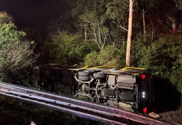 Acidente com ônibus que saiu do Paraná mata mulher e deixa 11 feridos no Rio Grande do Sul
