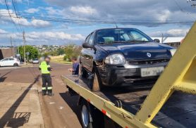 Renault Clio abandonado após acidente é guinchado na Rua Leonardo Da Vinci