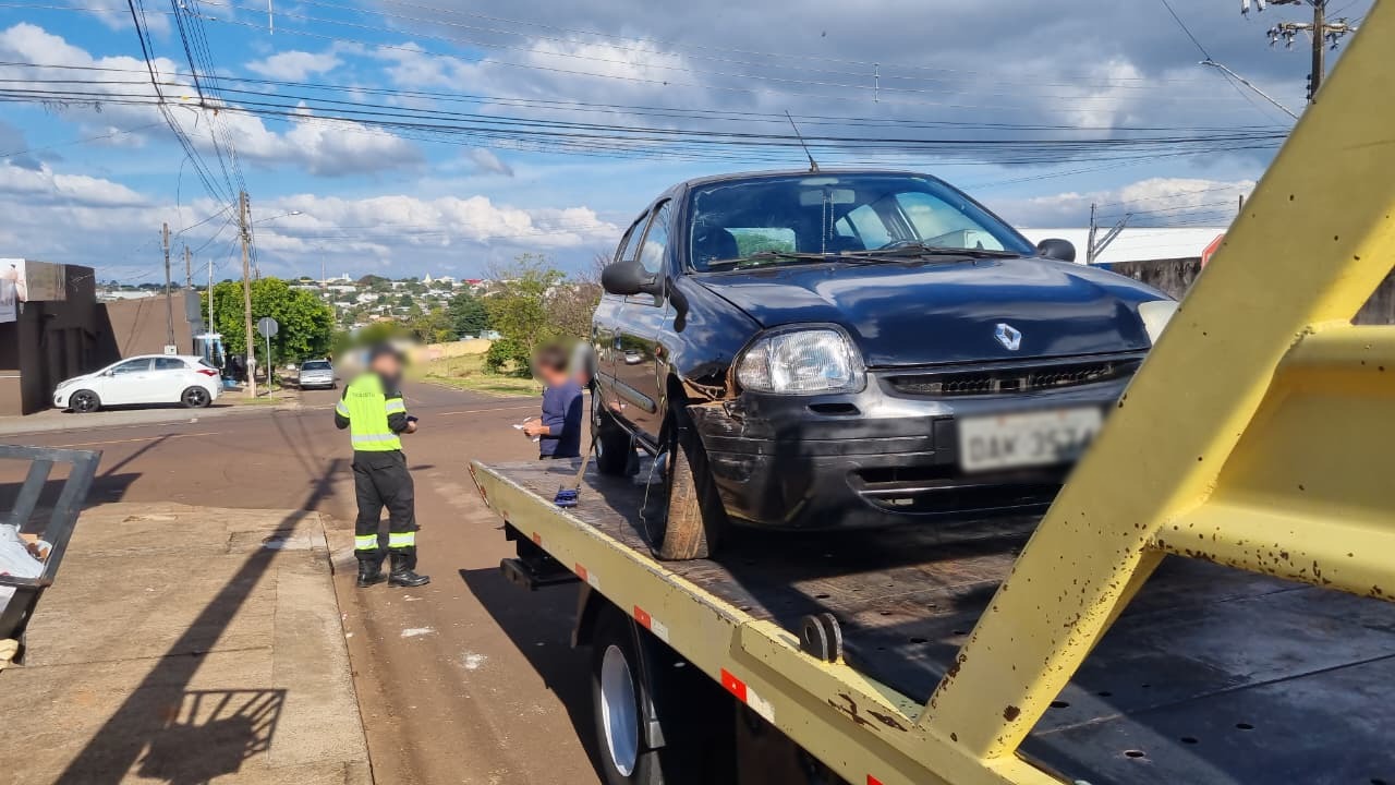 Renault Clio abandonado após acidente é guinchado na Rua Leonardo Da Vinci