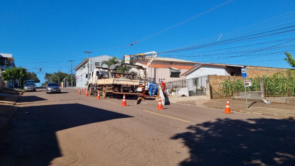Após acidente que derrubou poste, energia é restabelecida para maioria dos moradores do Parque São Paulo Imagem referente a Após acidente que derrubou poste, energia é restabelecida para maioria dos moradores do Parque São Paulo