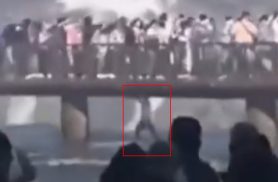 Vídeo: Homem pula na água perto das Cataratas do Iguaçu (PR) para resgatar celular
