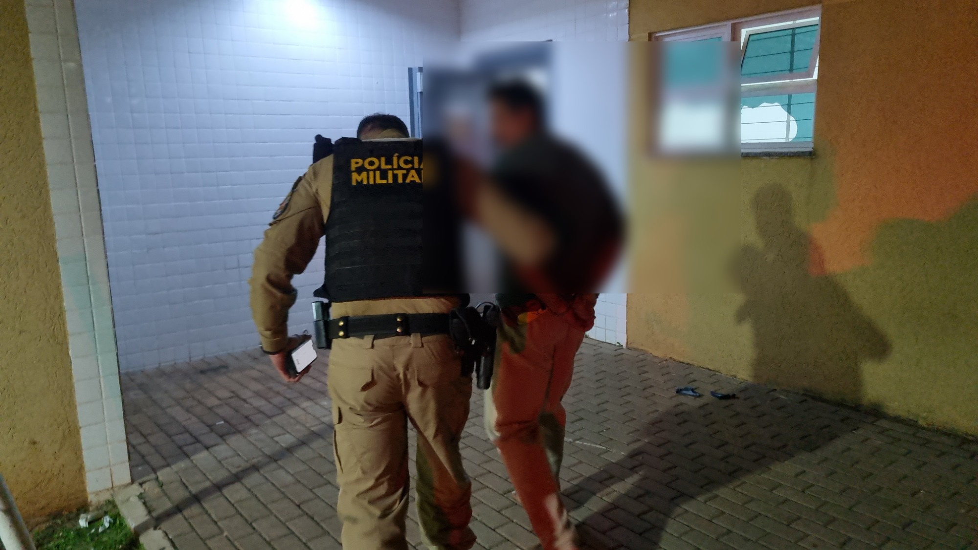 “Machão de cozinha” de 26 anos é detido por agredir mulher no Santa Felicidade