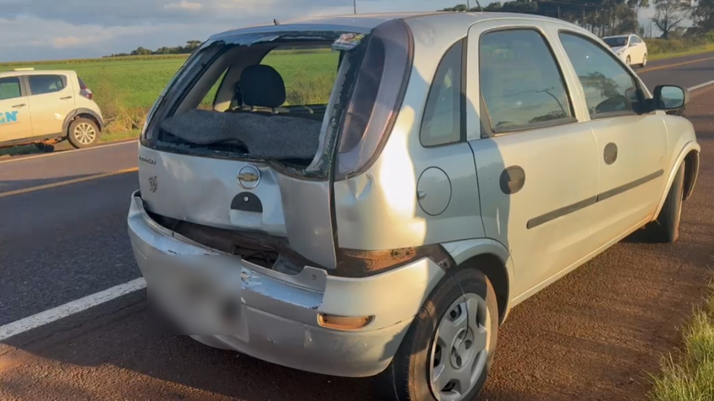 Corsa fica destruído após engavetamento envolvendo três veículos na BR-369