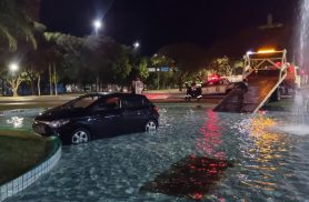 Carro cai em chafariz da Praça do Migrante no Centro de Cascavel