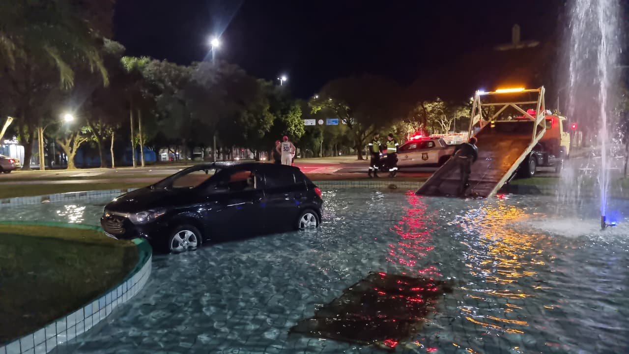 Carro cai em chafariz da Praça do Migrante no Centro de Cascavel