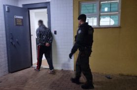 GM leva jovem e adolescente à delegacia por drogas e desacato
