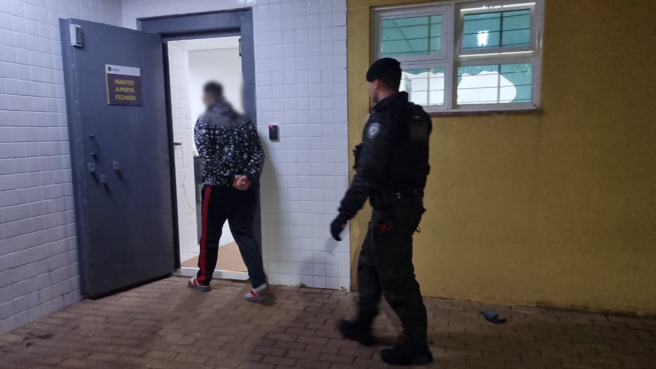GM leva jovem e adolescente à delegacia por drogas e desacato