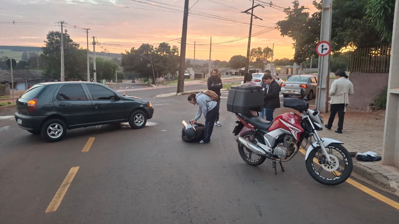 Motociclista fica ferido após colisão com carro na Avenida das Torres