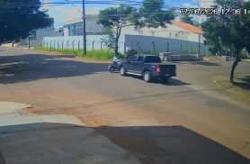 Câmera flagra colisão entre moto e caminhonete no Bairro Country