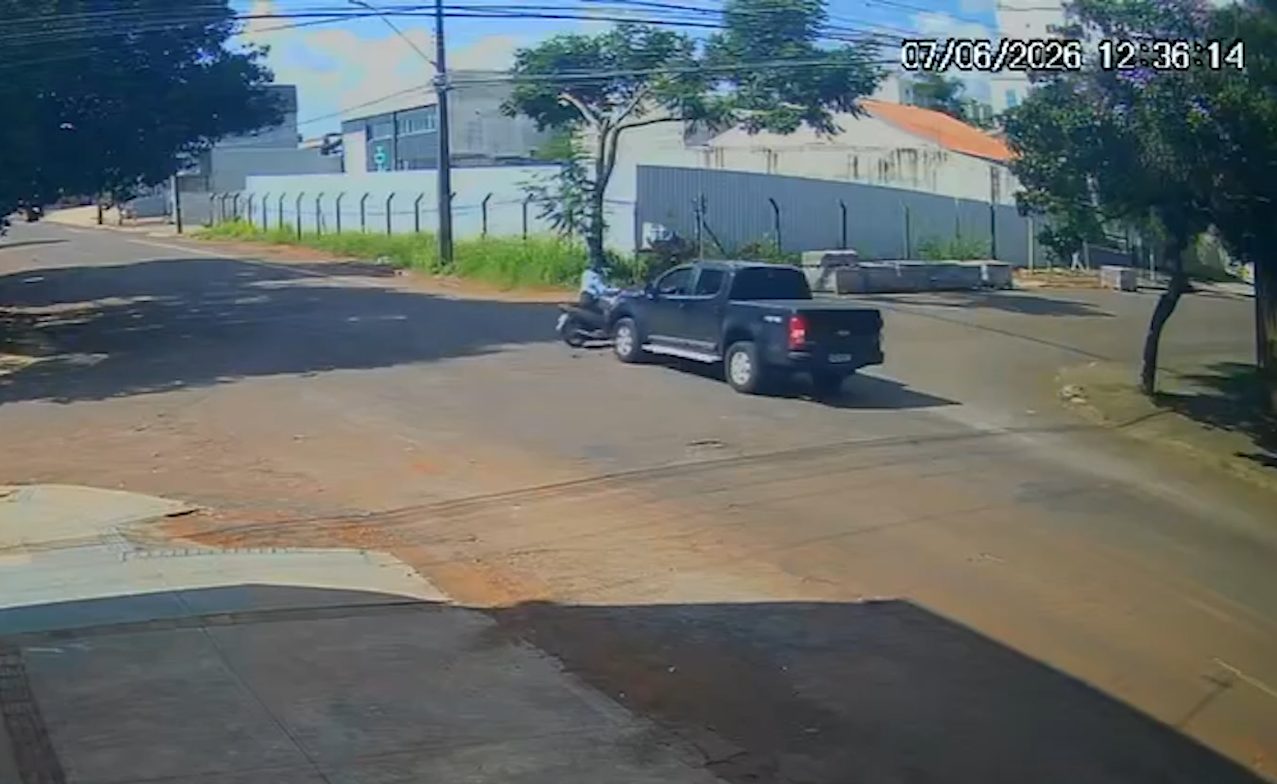 Câmera flagra colisão entre moto e caminhonete no Bairro Country