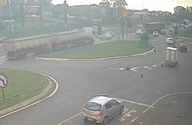 Vídeo mostra colisão entre carros no Trevo da Portal, em Cascavel