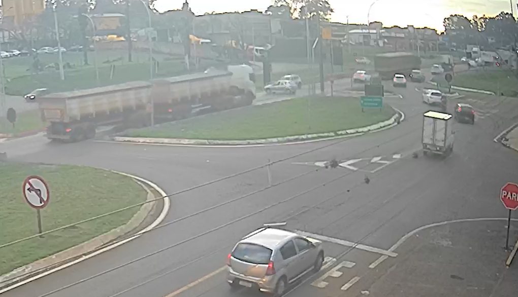 Vídeo mostra colisão entre carros no Trevo da Portal, em Cascavel