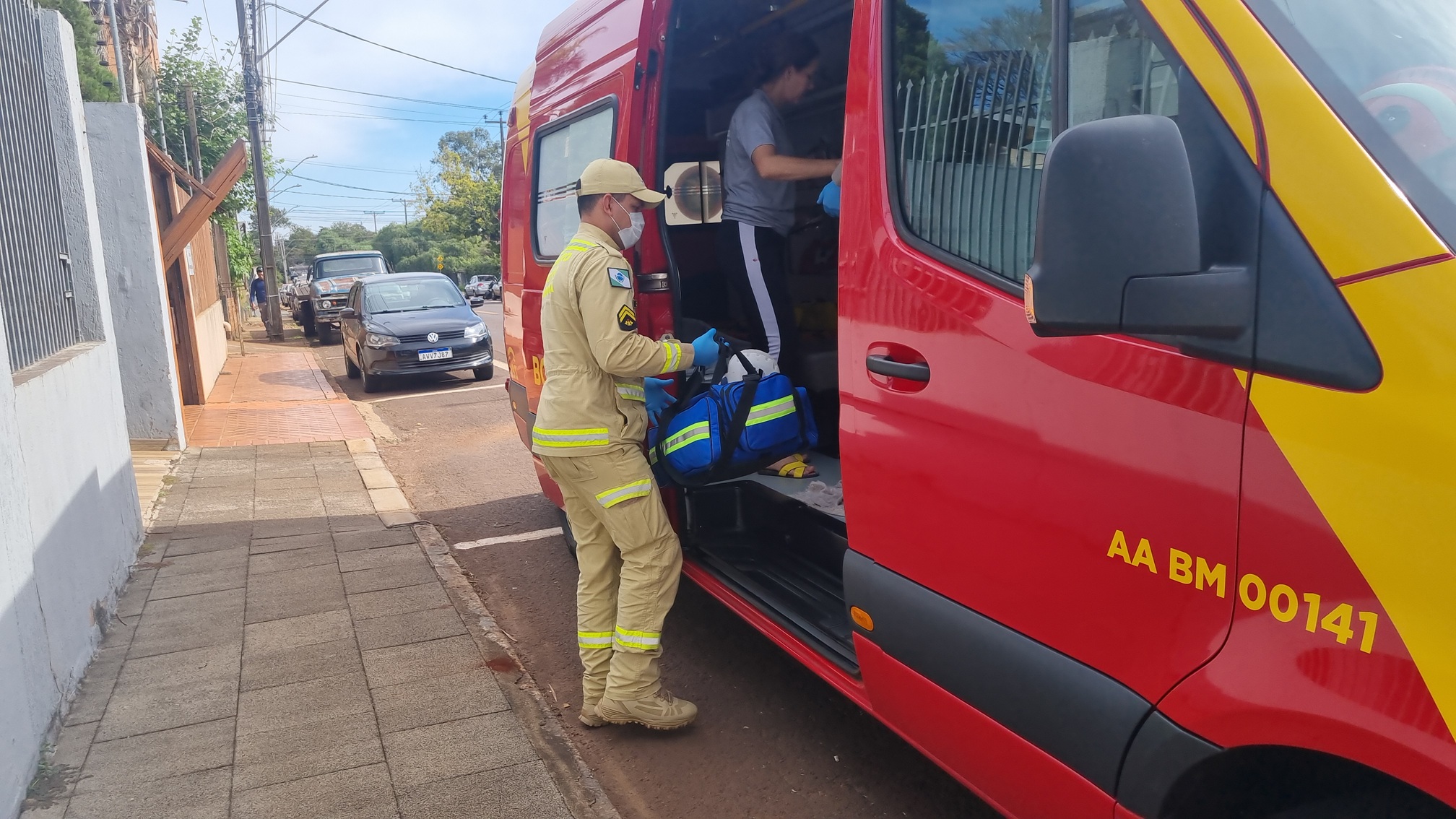 Mulher é atingida na cabeça por machado enquanto cortava madeira