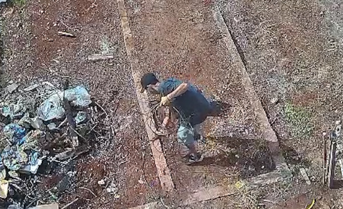 RECONHECE? Ladrão de fios invade obra e é registrado por câmeras