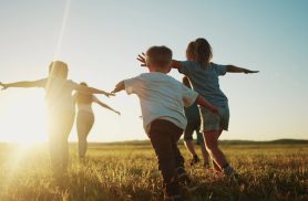 Em clima de Copa, campanha pede 'cartão vermelho ao trabalho infantil'