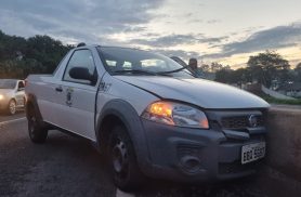 Veículo oficial bate contra mureta para evitar atropelamento em rodovia de Cascavel