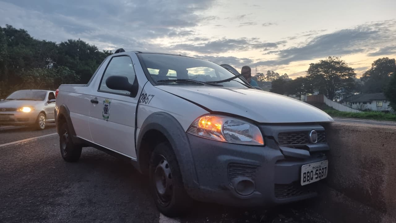 Veículo oficial bate contra mureta para evitar atropelamento em rodovia de Cascavel