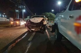 Cacetada! Engavetamento entre três carros causa transtornos na Avenida Tancredo Neves