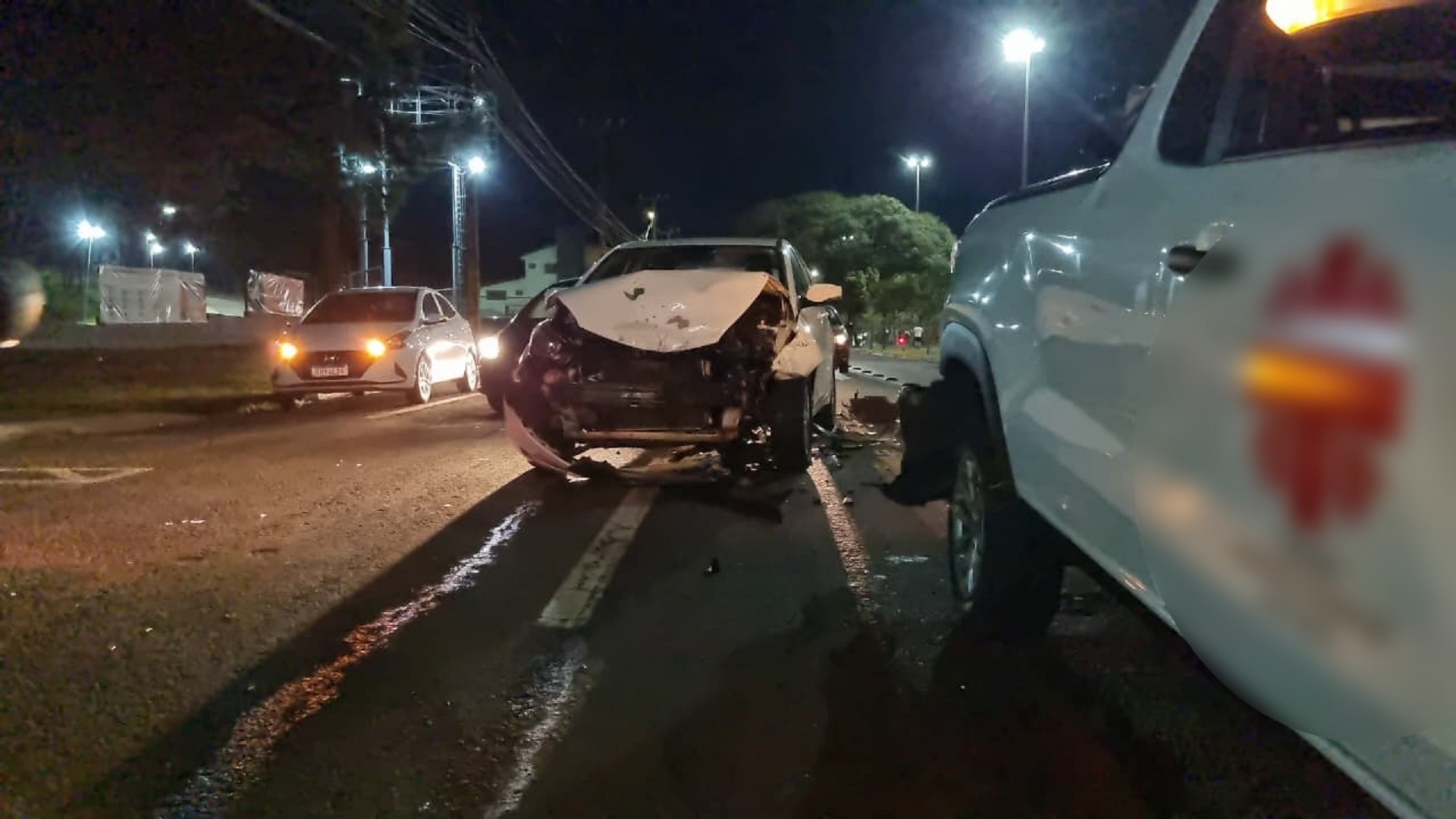 Cacetada! Engavetamento entre três carros causa transtornos na Avenida Tancredo Neves