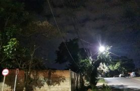 Fios caídos na Rua dos Pioneiros preocupam motoristas no Coqueiral