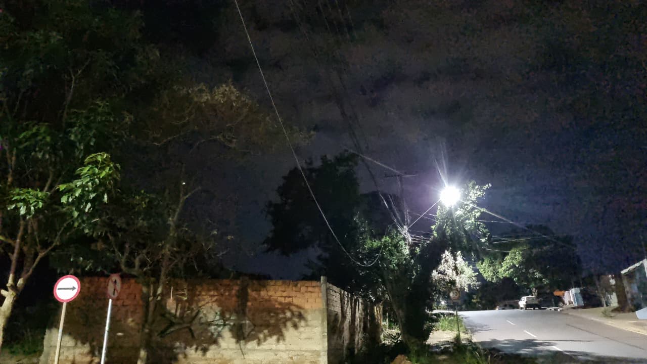 Fios caídos na Rua dos Pioneiros preocupam motoristas no Coqueiral
