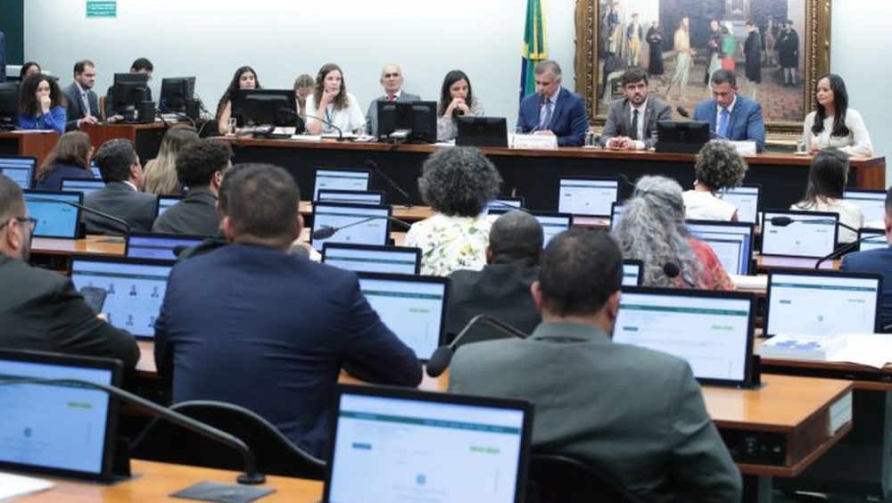 Deputados votam redução da maioridade penal em comissão Imagem referente a Deputados votam redução da maioridade penal em comissão