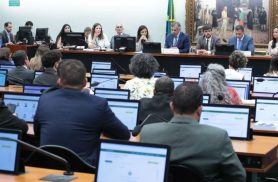 Deputados votam redução da maioridade penal em comissão  