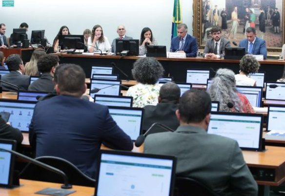 Deputados votam redução da maioridade penal em comissão  