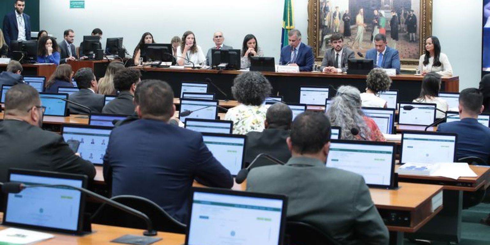 Imagem referente a Deputados votam redução da maioridade penal em comissão  