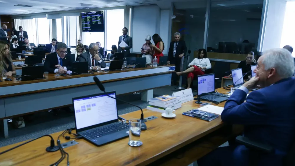 Senadores discutem ritmo de tramitação da PEC do fim da escala 6x1 Imagem referente a Senadores discutem ritmo de tramitação da PEC do fim da escala 6x1
