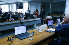 Senadores discutem ritmo de tramitação da PEC do fim da escala 6x1