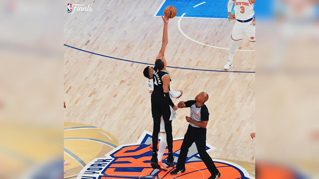 Imagem relativa a Com presença de Trump, Wembanyama brilha e os Spurs vencem o Jogo 3 no Madison Square Garden