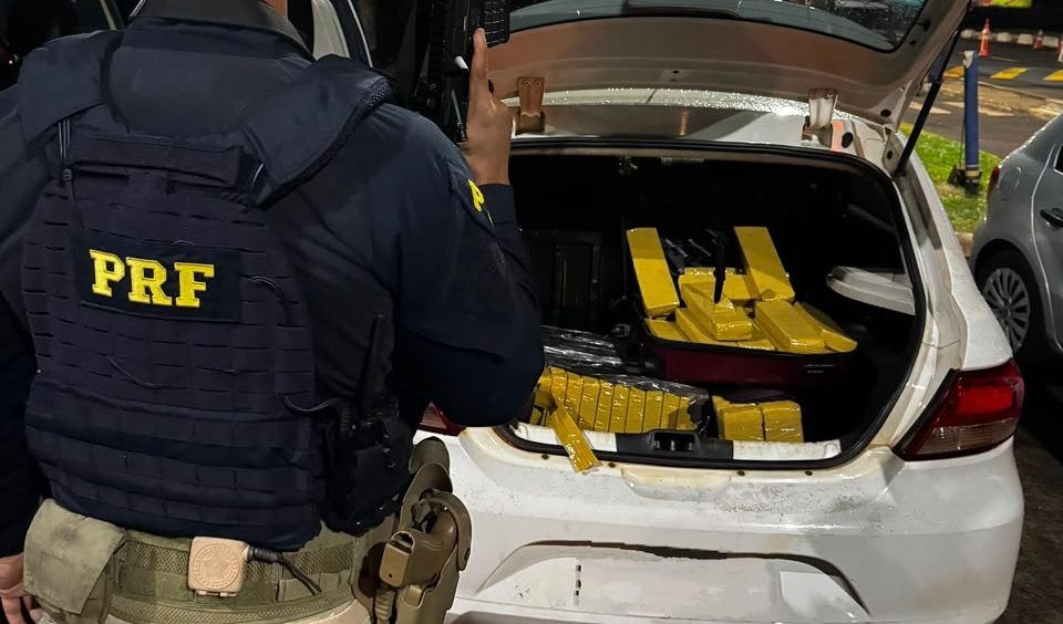 PRF apreende 123 kg de maconha e 3 mil maços de cigarro contrabandeado na BR-277 Imagem referente a PRF apreende 123 kg de maconha e 3 mil maços de cigarro contrabandeado na BR-277