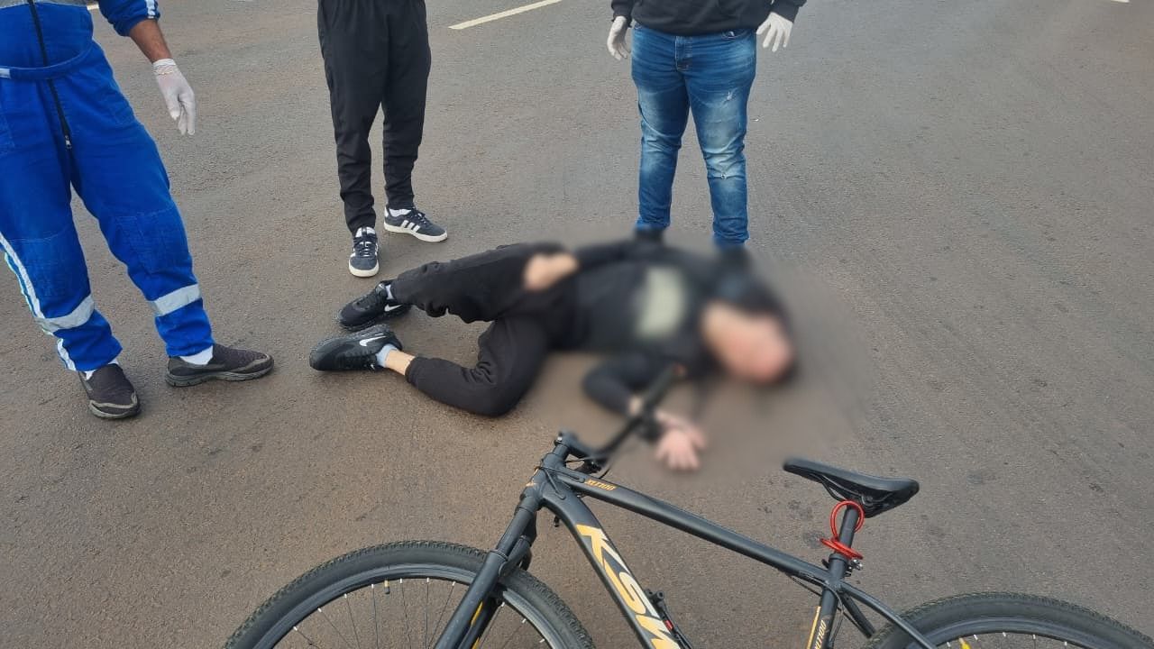 Ciclista fica ferido após colisão com carro na Avenida Assunção