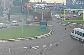 Câmera registra momento de colisão traseira na BR-277, próximo ao Trevo da Portal, em Cascavel