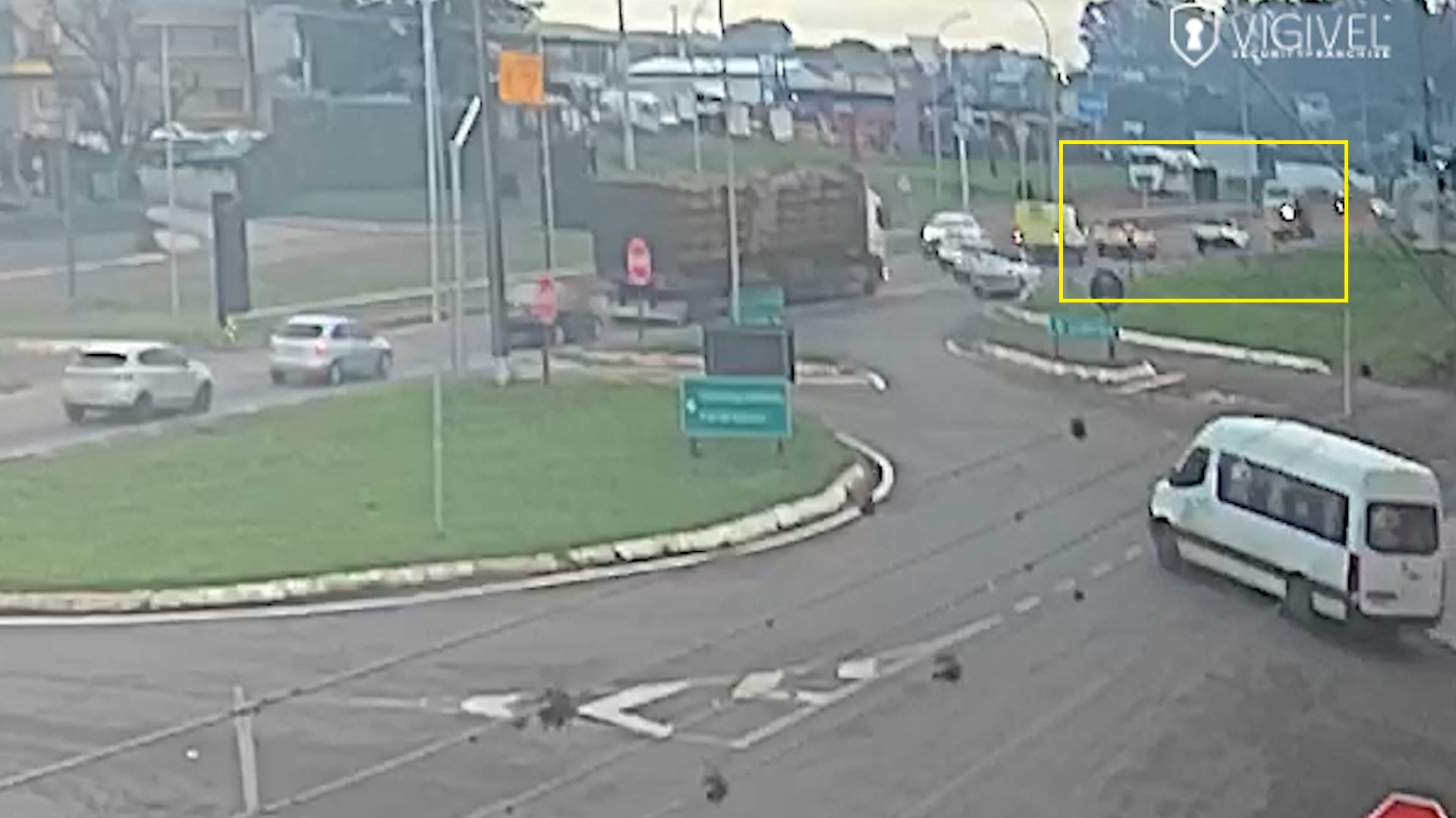 Câmera registra momento de colisão traseira na BR-277, próximo ao Trevo da Portal, em Cascavel